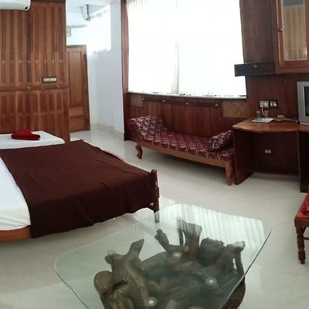 Dolphin Residency Hotel Thekkady Exterior photo