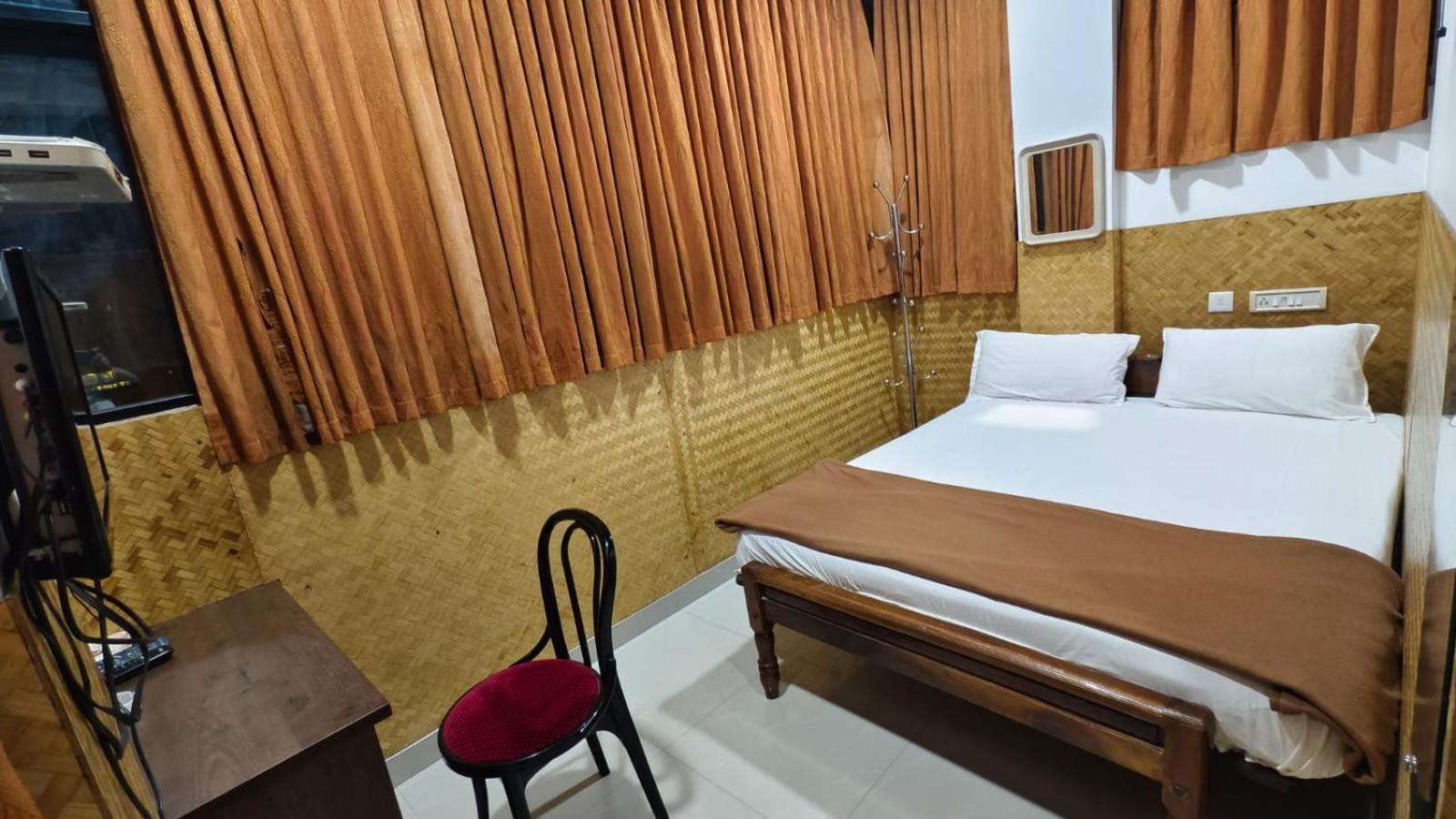 Dolphin Residency Hotel Thekkady Exterior photo