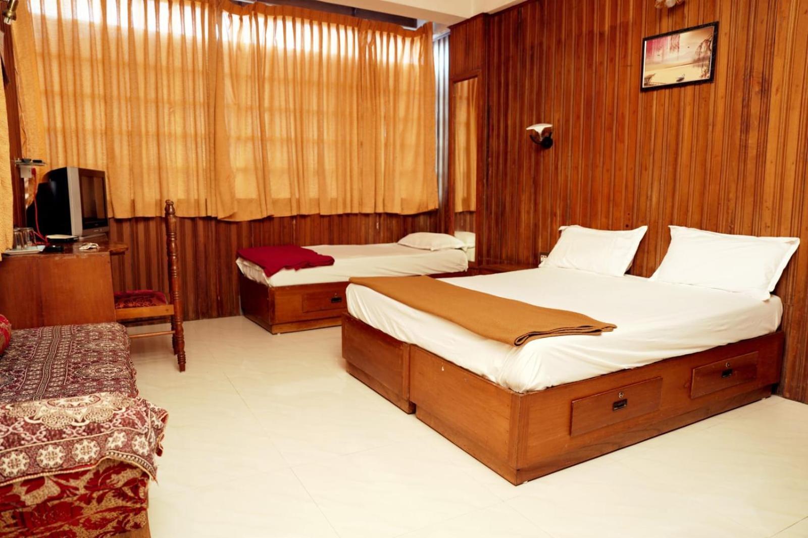 Dolphin Residency Hotel Thekkady Exterior photo