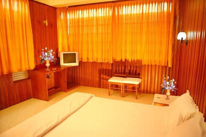 Dolphin Residency Hotel Thekkady Exterior photo