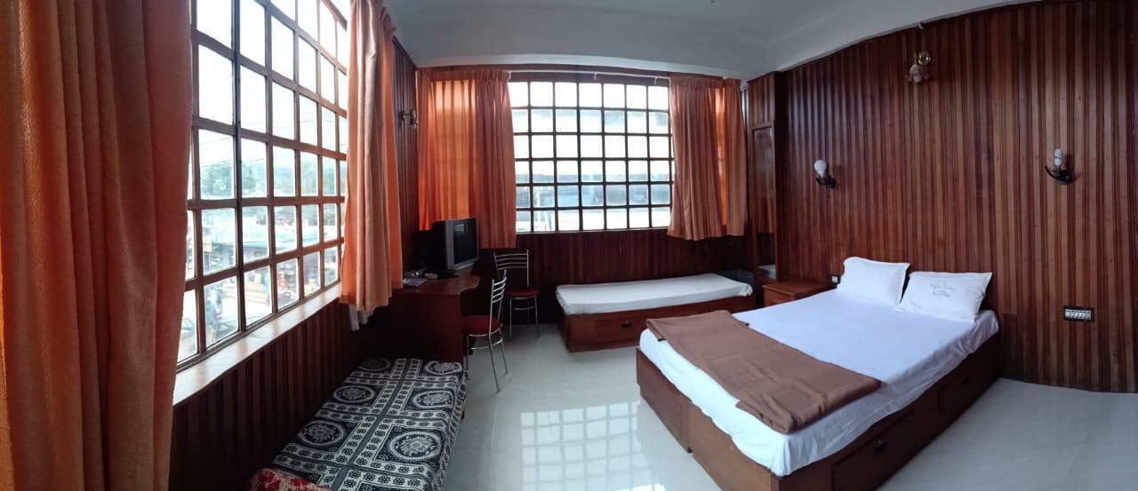 Dolphin Residency Hotel Thekkady Exterior photo