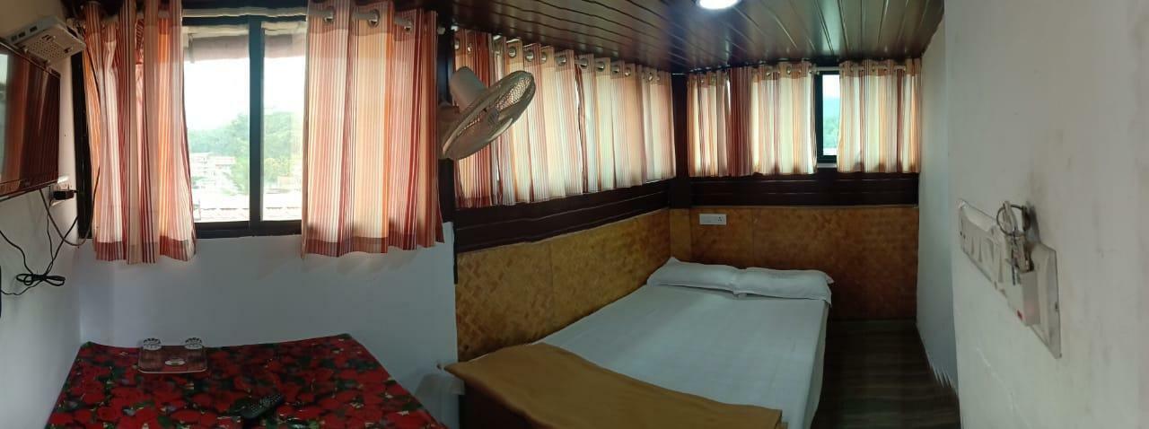 Dolphin Residency Hotel Thekkady Exterior photo