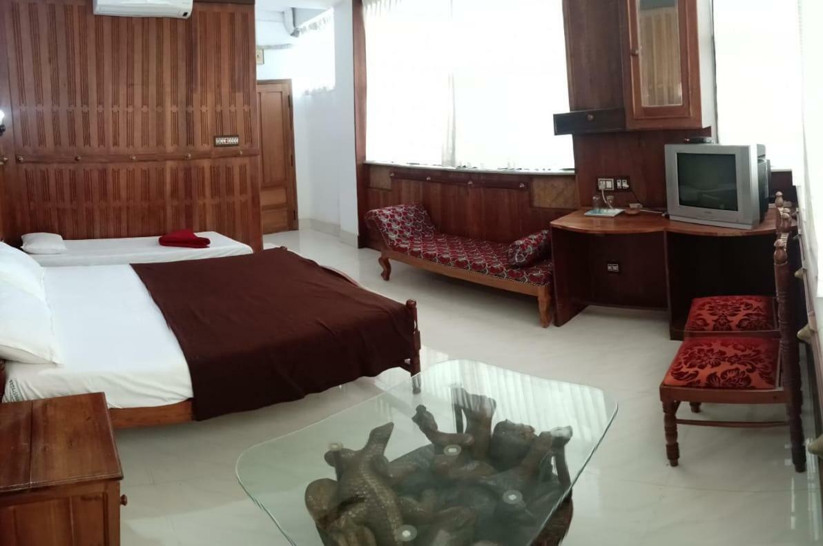 Dolphin Residency Hotel Thekkady Exterior photo