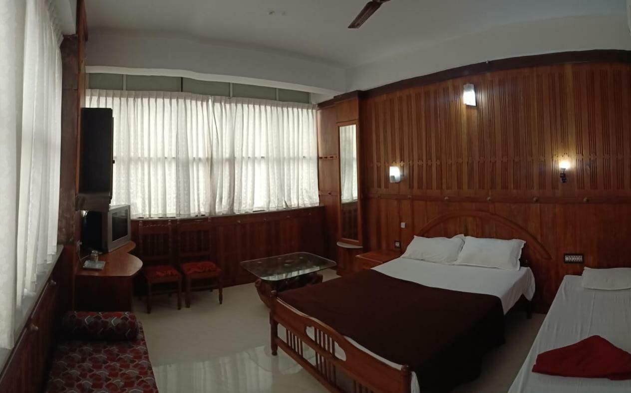 Dolphin Residency Hotel Thekkady Exterior photo